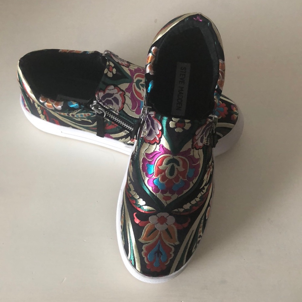 Steve Madden Geary Embroidered slip on sneakers